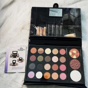Fanta Sea makeup kit. Includes lipsticks, eyeshadows, and face powders.